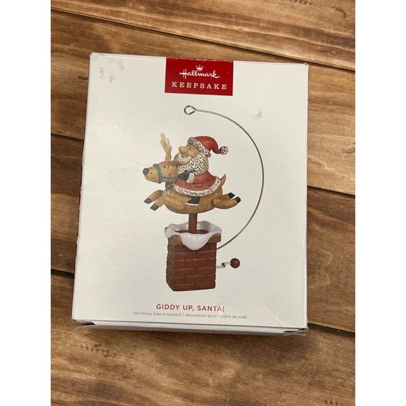 2022 HALLMARK KEEPSAKE ORNAMENT QG02416 GIDDY UP SANTA BY SHARON VISKER REINDEER - Picture 1 of 10